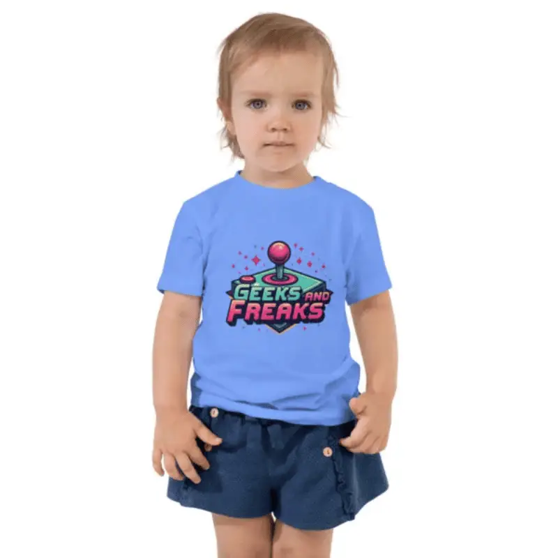 jeune fille arborant un t-shirt manches courtes enfant retro arcade 'geeks and freaks"