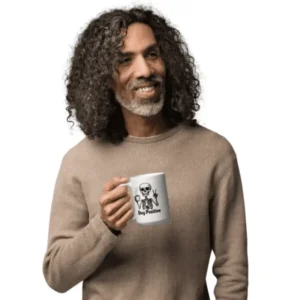 homme tenant en main une tasse à café imprimé " stay positive"