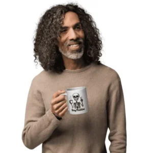 homme âge moyen tenant en main un mug porcelaine blanche imprimé "stay positive