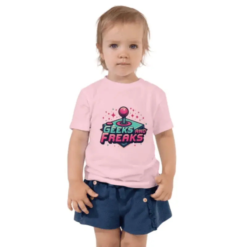 tee-shirt enfant manches courtes rose arboré par un enfant à bas âge