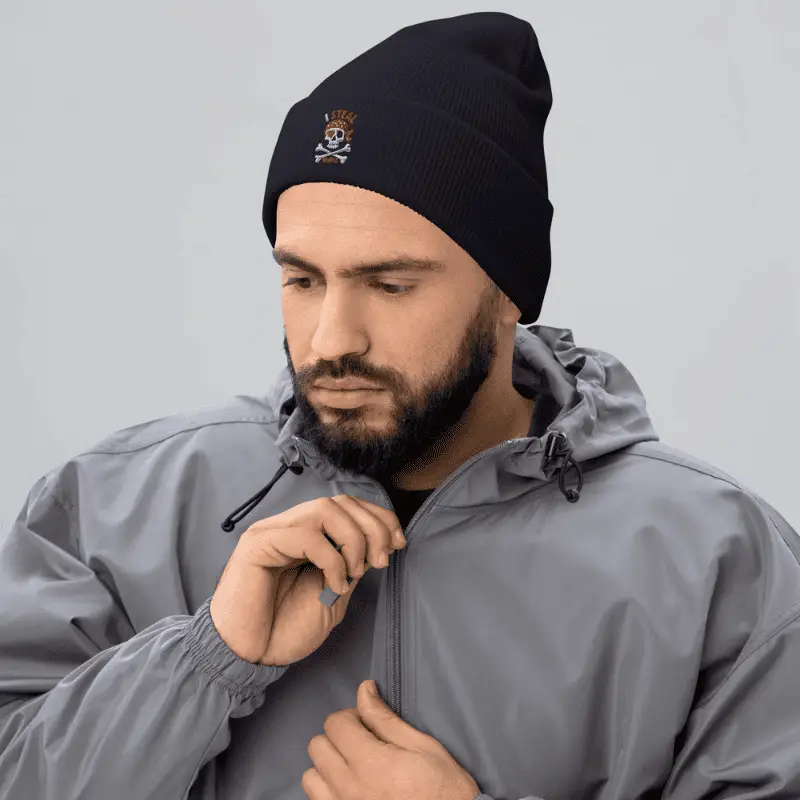 Jeune homme arborant un bonnet à revers pirate love bleu marine.