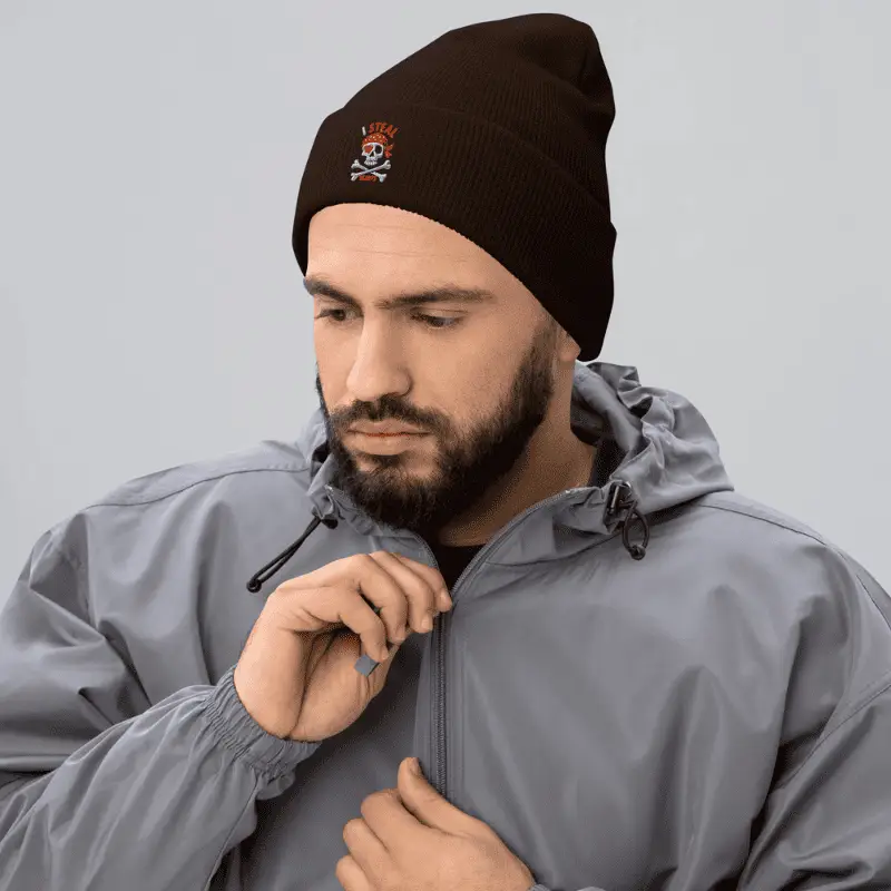 Homme âge moyen arborant un bonnet à revers pirate love marron.