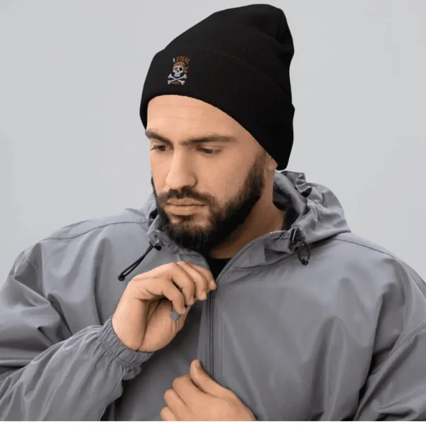 Homme barbu arborant un bonnet à revers pirate love noir.