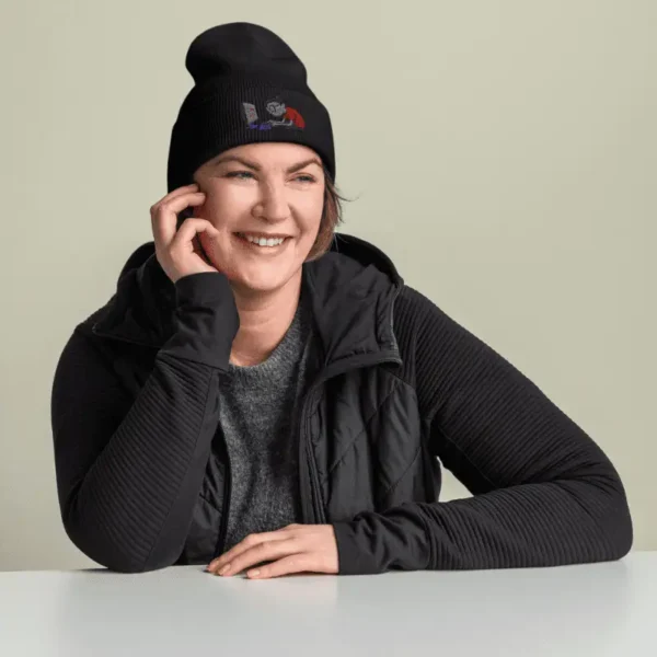 Femme souriante arborant un bonnet à revers geek noir Game Over.