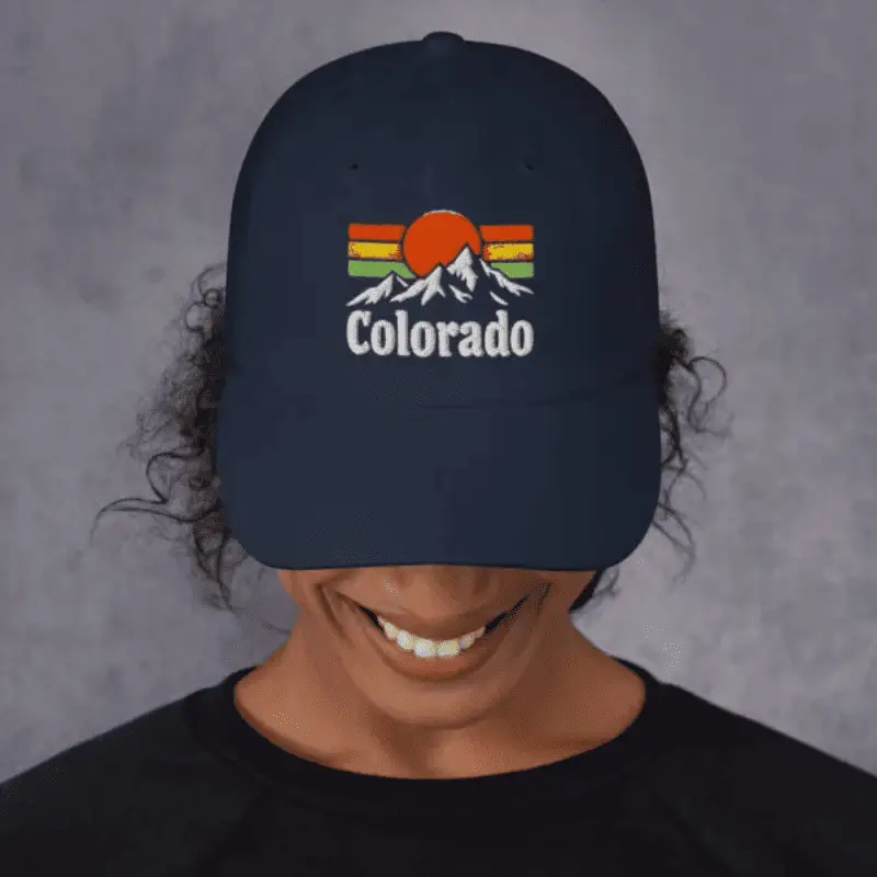 femme souriante arborant une casquette de baseball colorado bleu marine