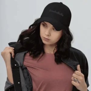 femme âge moyen arborant une Casquette brodée personnalisée EmakoBollo noir