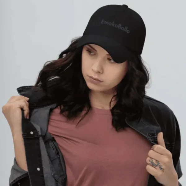 femme âge moyen arborant une Casquette brodée personnalisée EmakoBollo noir