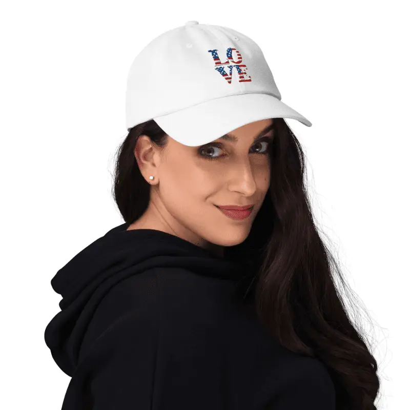 femme souriante arborant une Casquette de Baseball americain blanc patriotic love.