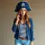 Femme arborant un bonnet à revers pirate love bleu marine.