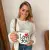 Femme souriante tenant le mug