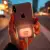 Gros plan d'une main élégante (homme ou femme) tenant un iPhone avec la coque transparente MagSafe 'I Love You'. Le MagSafe est visible. Photo lumineuse et moderne, flou artistique en arrière-plan.