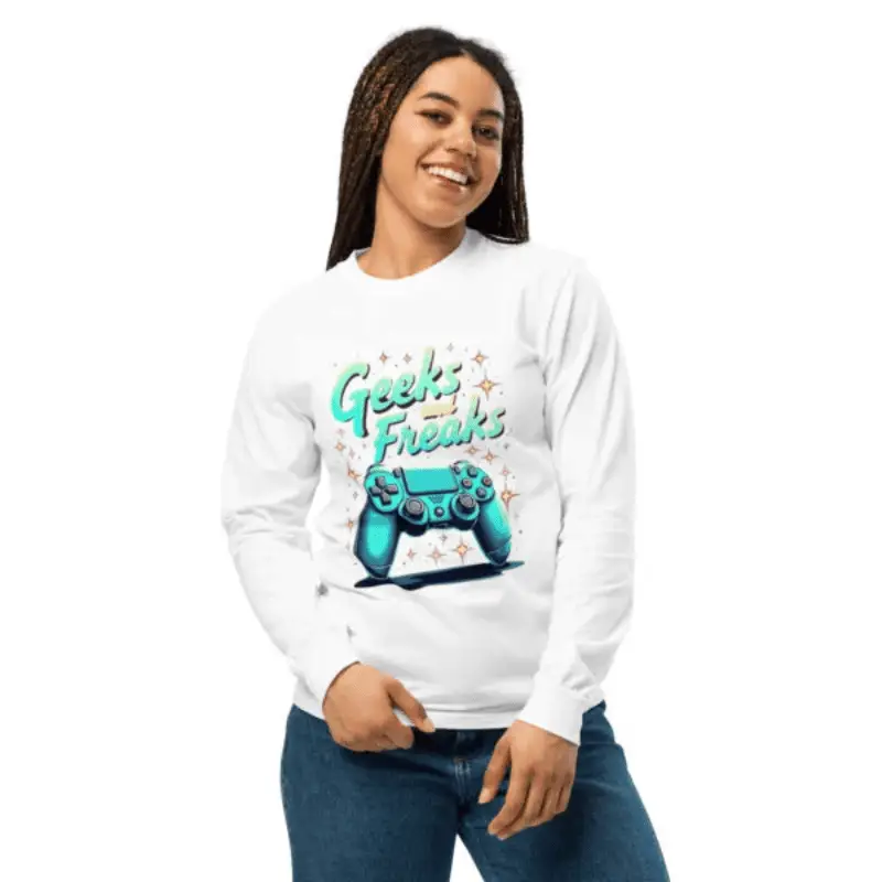 Image femme souriante arborant un Haut manche longue blanc Affirmant sa personnalité geek