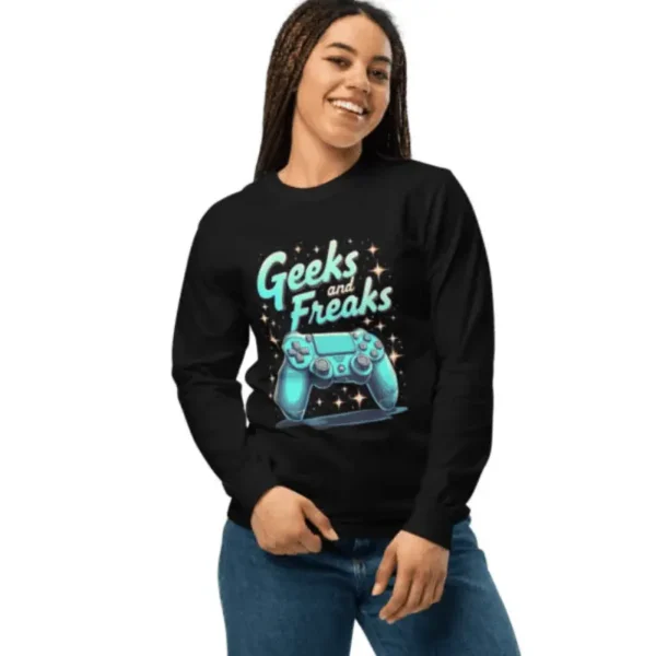 Image d'une femme arborant un Haut manche longue noir geek chic