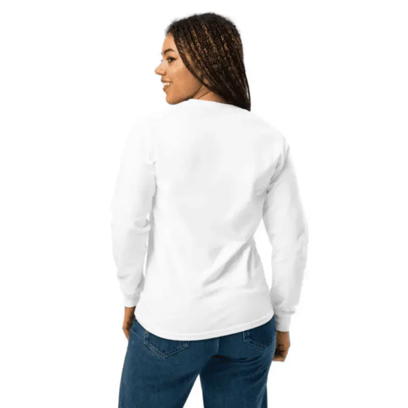 Image femme de dos arborant un Haut manche longue blanc L'indispensable du dressing geek, doux et stylé