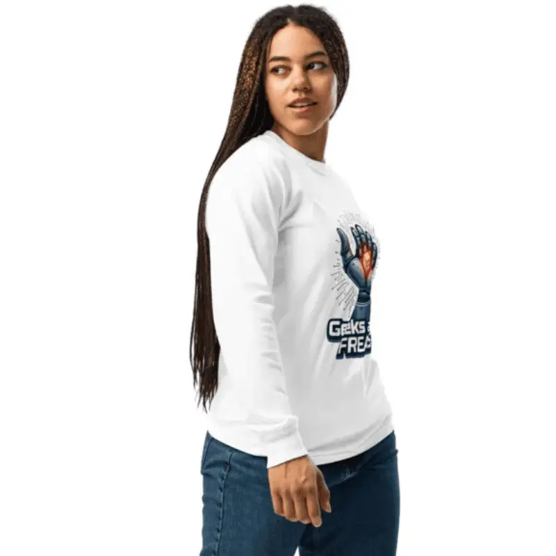 Image femme de profil arborant un Haut manche longue blanc teinté Robo Dice Style unique