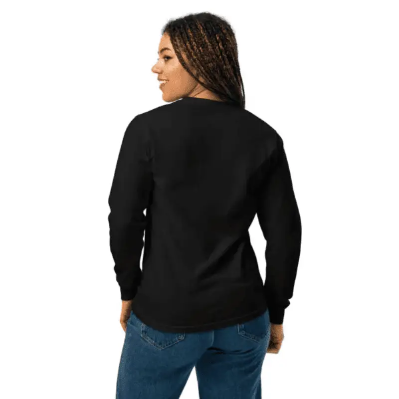 Image femme de dos arborant Haut manche longue noir L'indispensable du dressing geek, doux et stylé.