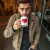 Homme buvant son café avec le mug