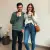 Jeune couple partageant un thé, chacun avec un mug