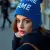 Photo : Jeune femme avec le bonnet bleu marine, faisant un pouce levé