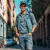 Photo : Jeune homme souriante portant une casquette de baseball noir "Love" en ville