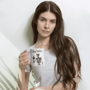 femme avec des longs cheveux tenant un mug pas cher blanc brillant en main skeleton halloween imprimé : Stay Positive.