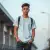 Photo d'un jeune homme portant le t-shirt blanc avec un look streetwear
