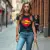 jeune femme portant le t-shirt Colorado, posant dans un environnement urbain avec un jean et des baskets.