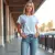 Photo d'une jeune femme portant le t-shirt avec style