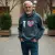 homme âgé portant le sweat à capuche chalk heather " motif love