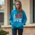 Photo : jeune femme portant le sweat à capuche bleu marine "