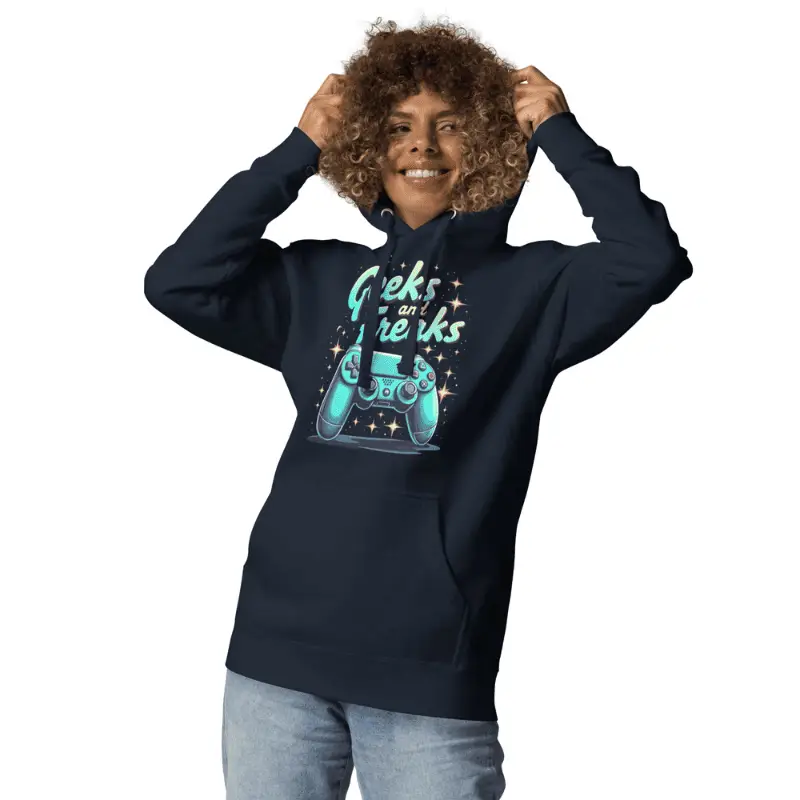 Femme souriante arborant un Pull à capuche geek chic unisexe geek chic bleu marine imprimé geeks and freaks.