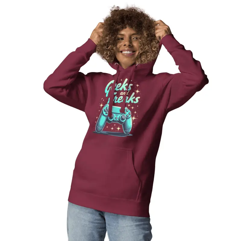 Femme portant un Pull à capuche geek chic bordeaux imprimé geeks and freaks.