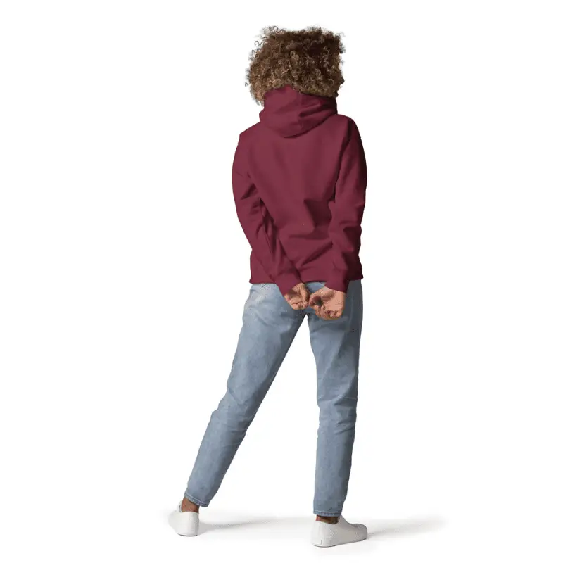 Femme de dos arborant un sweat à capuche geek chic bordeaux .