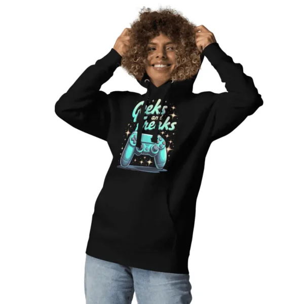 Femme tenant la capuche de son pull à capuche geek chic noir sur sa tête