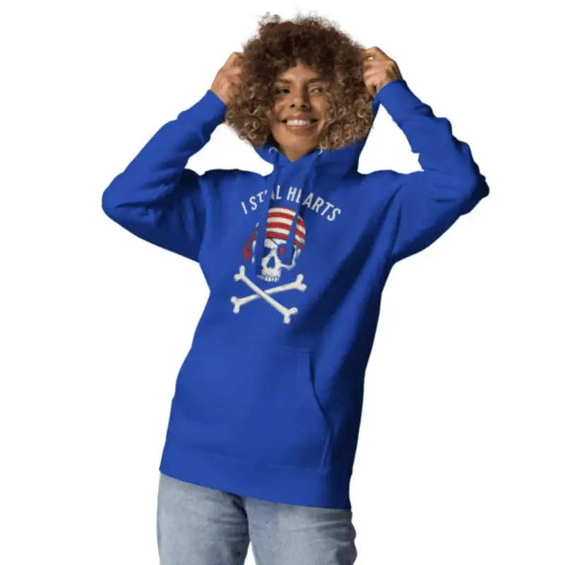 Pull pirate humour romantique, Sweat à capuche idéal anniversaire unique arboré par une femme âge moyen.