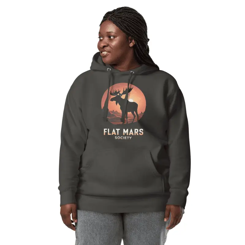 Femme portant un sweat à capuche personnalisé noir vintage geek imprimé Flat Mars Society.