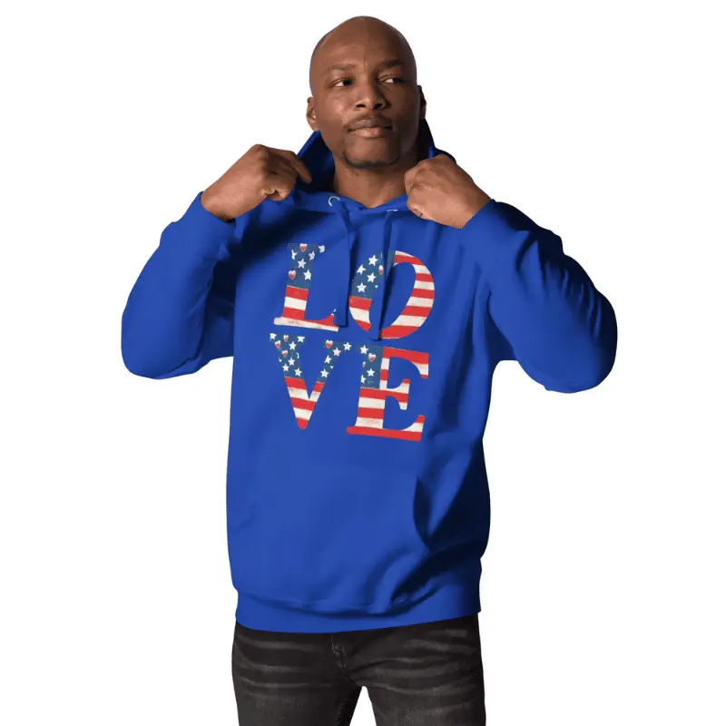 Sweat à capuche americain patriotic love team royal porté par un jeune homme souriant.