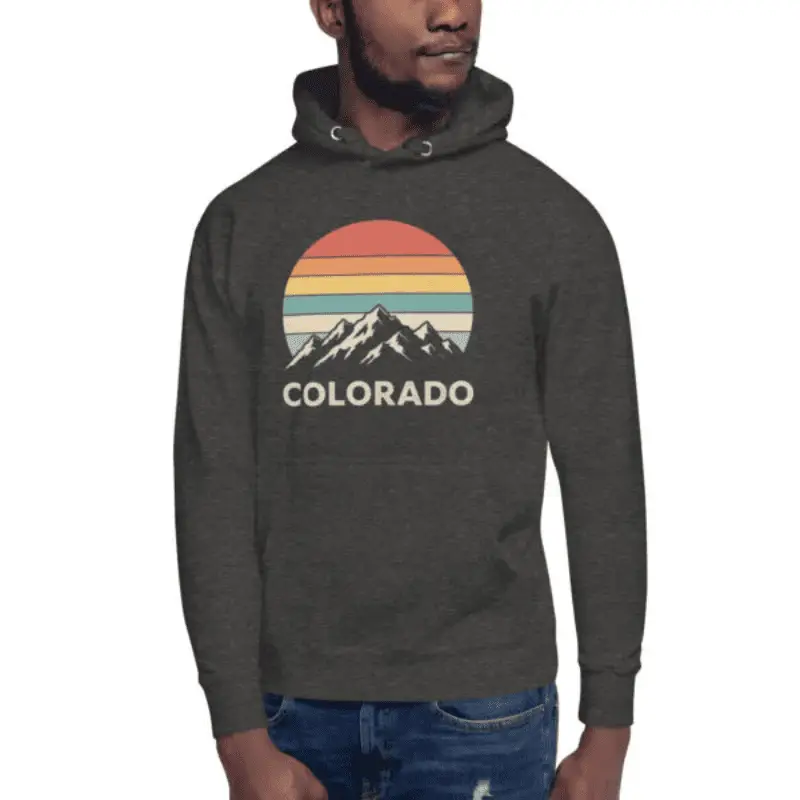 pull à capuche colorado charcoal heather arboré par un homme.