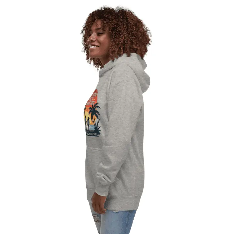 Femme de profil arborant un sweat à capuche pour couple carbon grey