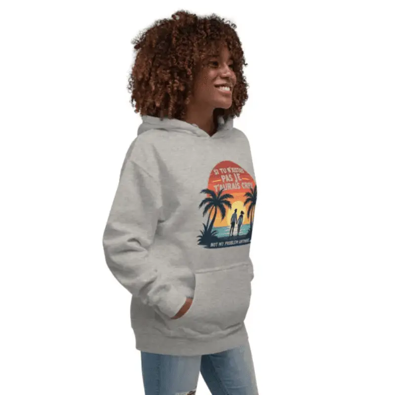 Femme de profil souriante arborant un sweat à capuche unisexe couple.