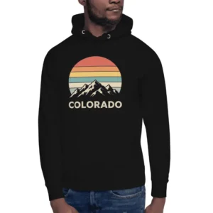 homme arborant un sweat à capuche colorado unisexe bleu marine.