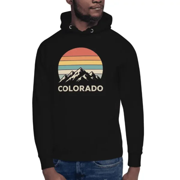 homme arborant un sweat à capuche colorado unisexe bleu marine.