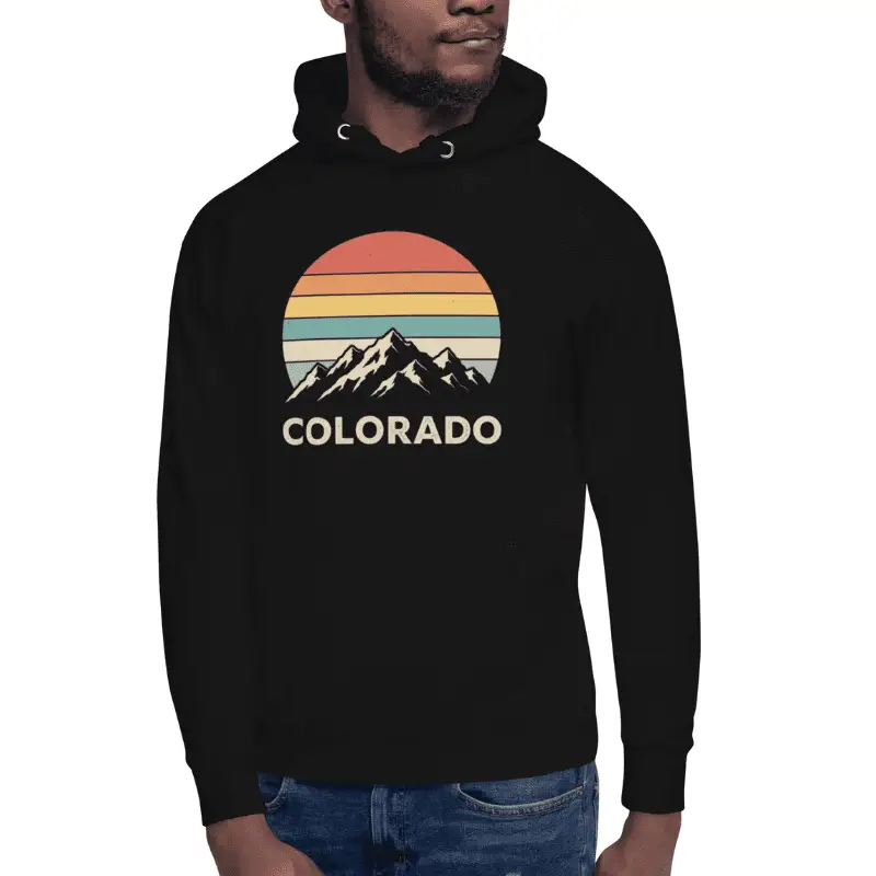 homme arborant un sweat à capuche colorado unisexe bleu marine.