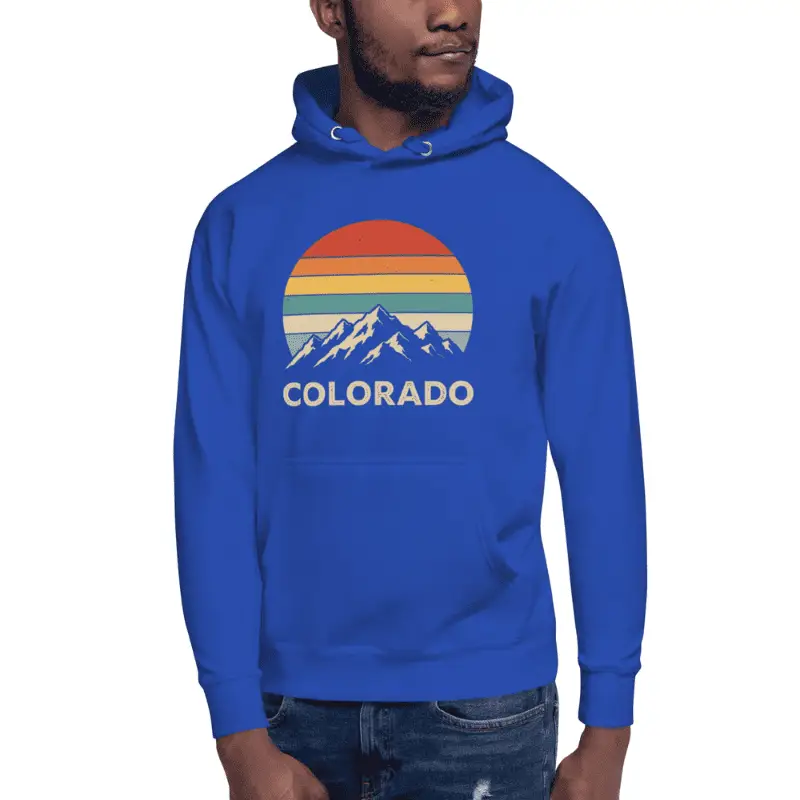 Pull à capuche unisexe colorado team royal arboré par un homme.