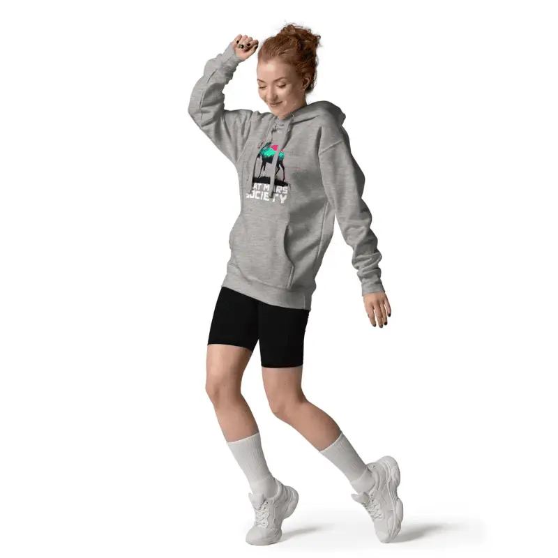 femme souriante age moyen arborant un sweat capuche feat carbon grey imprimé Flat Mars Society.