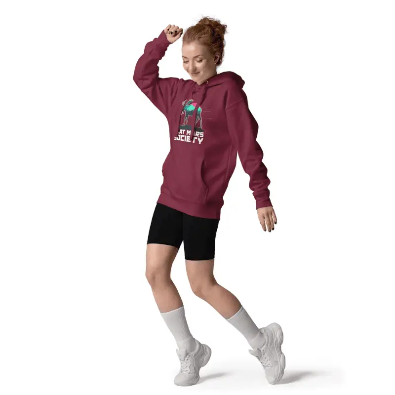 Sweat à capuche feat bordeaux arboré par une femme souriante imprimé Flat Mars Society.