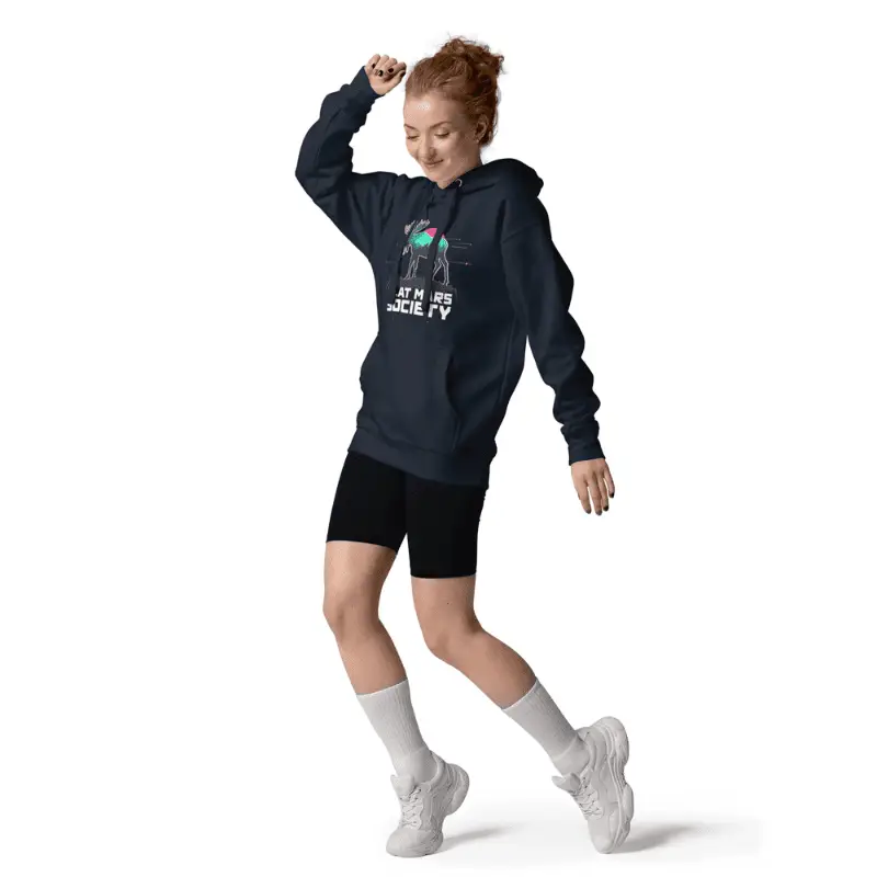 Femme souriante arborant un sweat capuche bleu marine feat imprimé Flat mars Society.