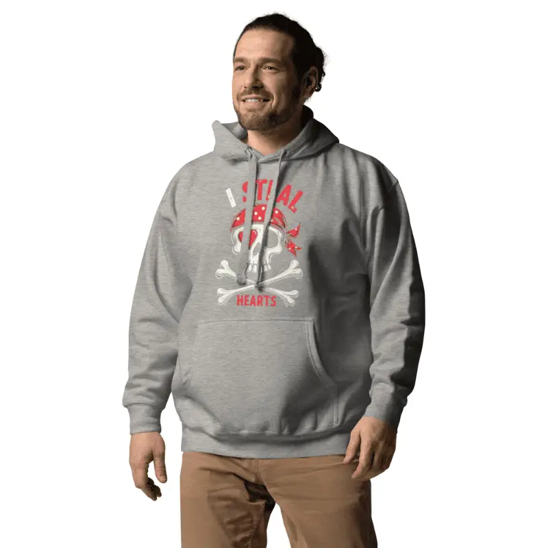sweat à capuche pirate love Carbon Grey arboré par un homme souriant