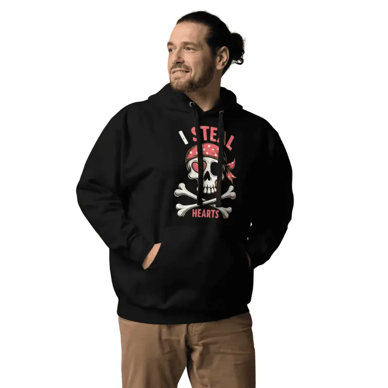 Homme souriant arborant un sweat à capuche pirate love noir.