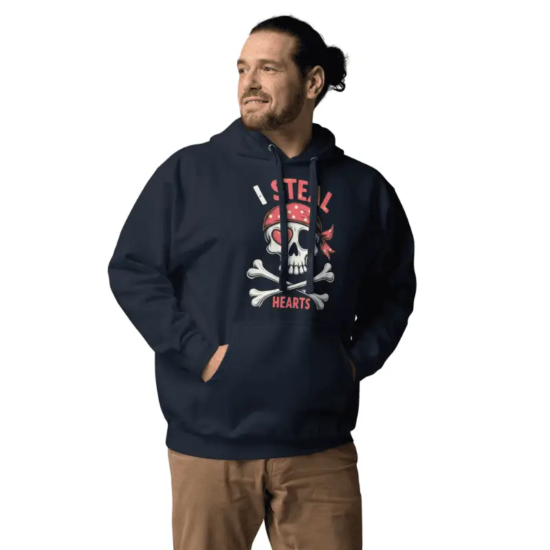 Homme age moyen souriant arborant un sweat à capuche pirate love bleu marine.